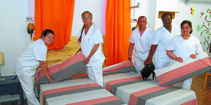 Delvira Peralta, Mari Mari Abad, Javi Pulido, Helen Nosa y Nayad Labrabich se forman para ser camareros de hotel. Delvira Peralta, Mari Mari Abad, Javi Pulido, Helen Nosa y Nayad Labrabich se forman para ser camareros de hotel.